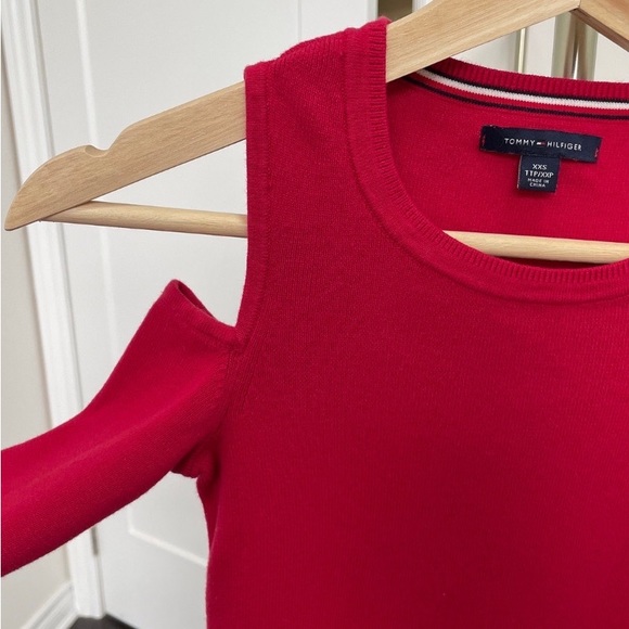 Cold-shoulder Tommy Sweater - Picture 3 of 5